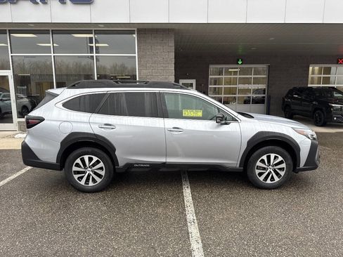 Used 2023 Subaru Outback Premium image 2