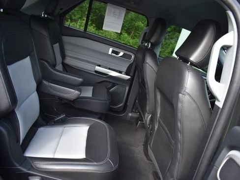 Used 2022 Ford Explorer XLT w/ Equipment Group 202A AWD/4WD image 14
