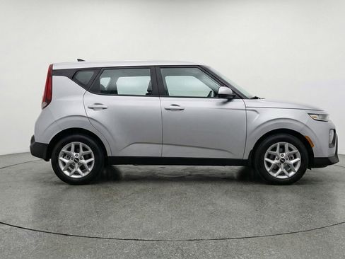 Used 2025 Kia Soul LX w/ LX Technology Package image 11