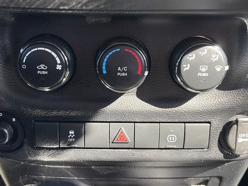 Used 2012 Jeep Wrangler Unlimited Rubicon AWD/4WD image 46