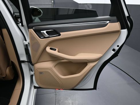 Certified 2025 Porsche Macan GTS AWD/4WD image 17