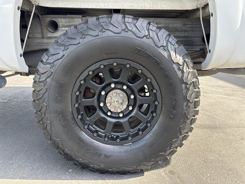 Used 2005 GMC Sierra 2500 SLE w/ Skid Plate Package AWD/4WD image 19