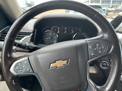 Used 2020 Chevrolet Suburban LT w/ Luxury Package RWD image 17