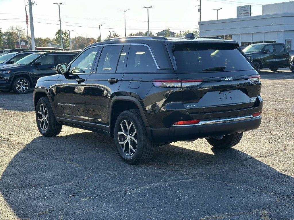 Used 2023 Jeep Grand Cherokee Limited AWD/4WD image 6