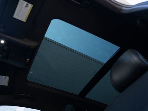 Used 2022 Volkswagen Tiguan SE R-Line image 30