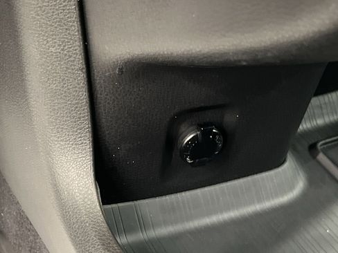 Used 2025 Toyota Sienna XLE image 31