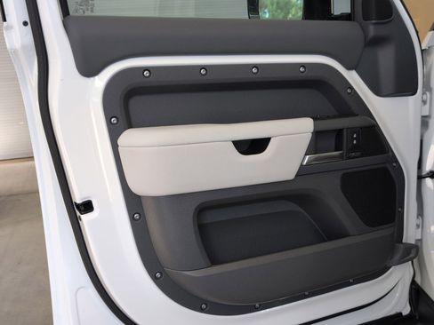 New 2026 Land Rover Defender 110 X-Dynamic SE AWD/4WD image 13