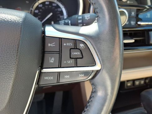 Used 2021 Toyota Highlander XLE AWD/4WD image 31
