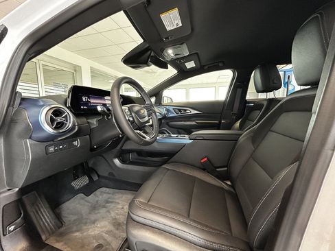 Used 2025 Chevrolet Equinox EV LT w/ Convenience Package FWD image 2