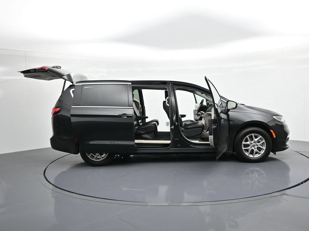 Used 2023 Chrysler Pacifica Touring-L FWD image 36