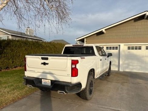 Used 2021 Chevrolet Silverado 1500 LT Trail Boss w/ Convenience Package II image 2