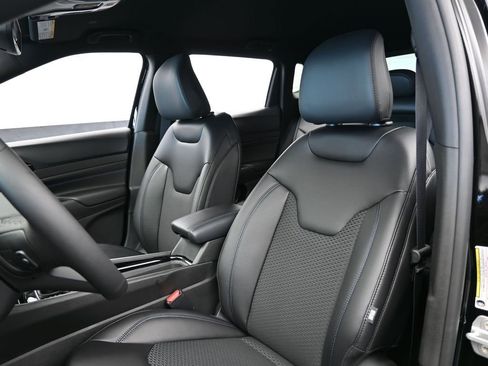 New 2026 Jeep Compass Latitude image 10