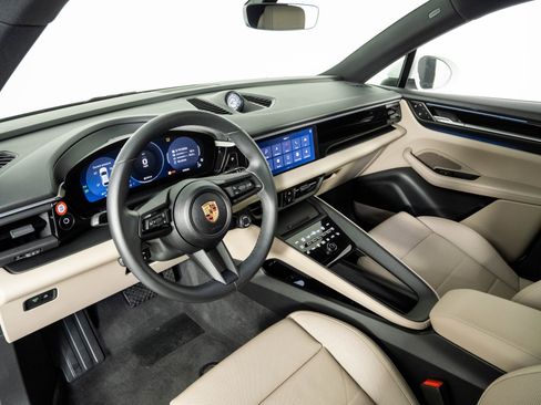 Used 2025 Porsche Macan Electric RWD image 4