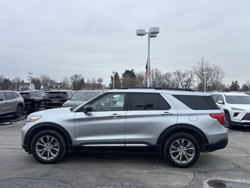 Used 2022 Ford Explorer XLT w/ Equipment Group 202A image 8
