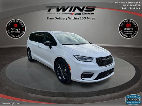 New 2026 Chrysler Pacifica Select image 1