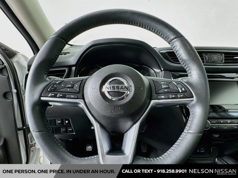 Used 2018 Nissan Rogue SV w/ Sun & Sound Touring Package FWD image 11