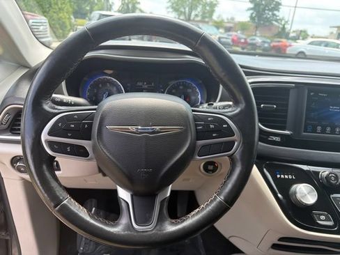 Used 2020 Chrysler Pacifica Touring-L FWD image 9