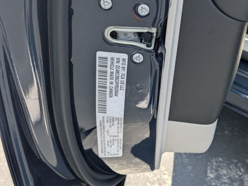 Used 2023 Chrysler Pacifica Touring-L AWD/4WD image 33