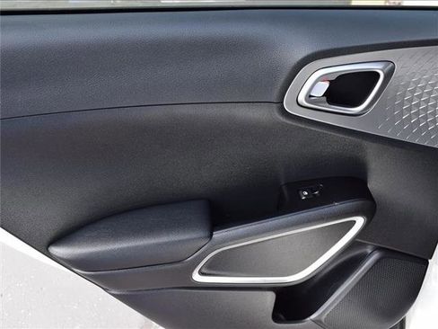 Used 2023 Kia Soul LX w/ LX Technology Package image 32