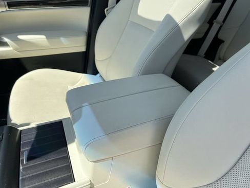 Used 2023 Lexus GX 460 Premium w/ Accessory Package AWD/4WD image 19