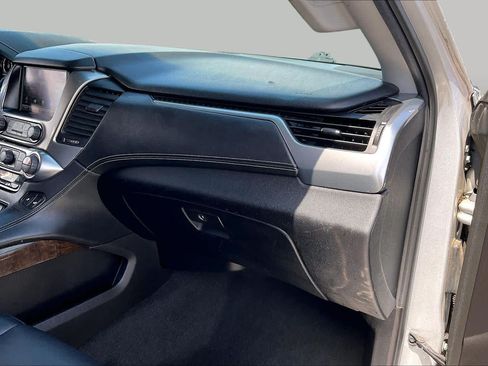 Used 2015 Chevrolet Suburban LT RWD image 17