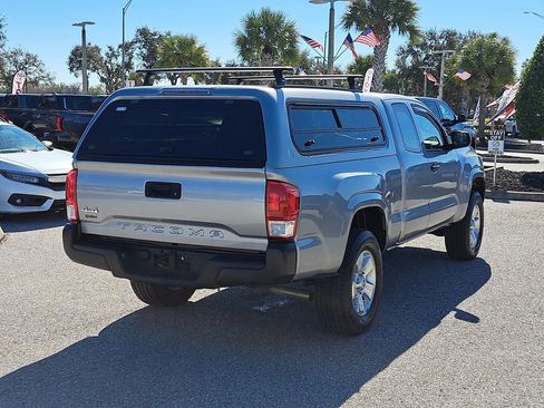 Used 2017 Toyota Tacoma SR image 3