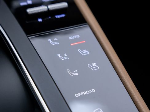 Certified 2025 Porsche Macan image 27