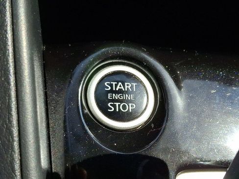 Used 2021 Nissan Versa SV FWD image 23
