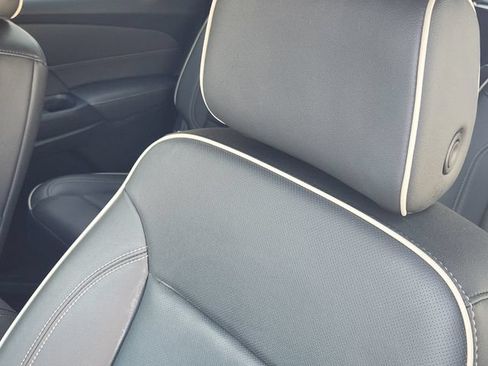 Used 2023 Chevrolet Traverse Premier FWD image 20