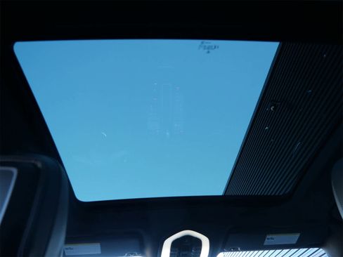 Certified 2025 Porsche Macan image 15