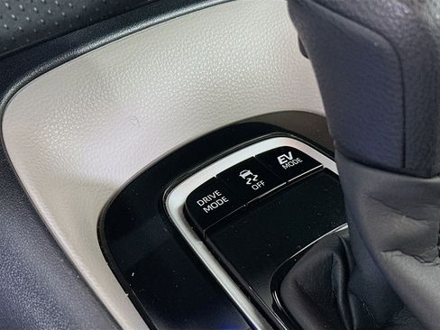 Used 2022 Toyota Corolla LE image 25