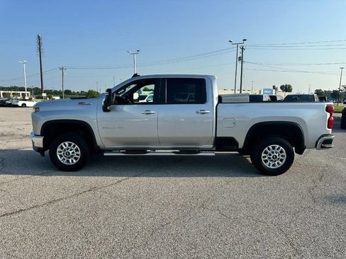 Used 2022 Chevrolet Silverado 2500 LT w/ Convenience Package AWD/4WD image 2