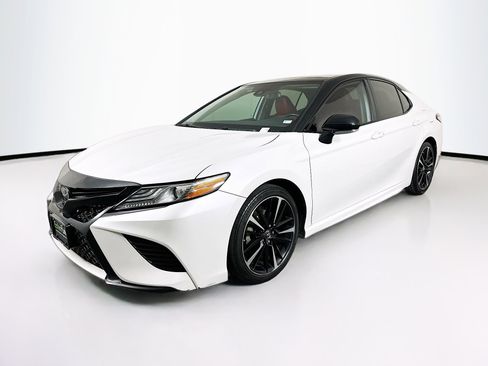 Used 2019 Toyota Camry XSE image 3