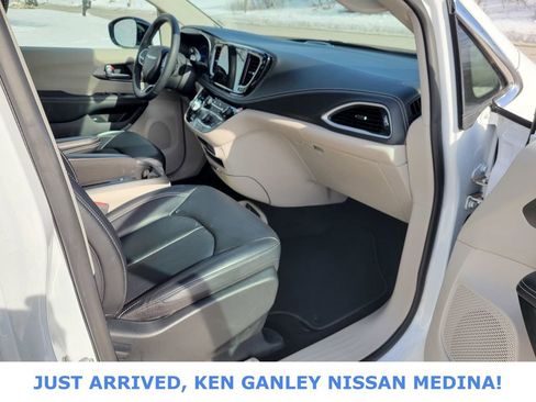 Used 2024 Chrysler Pacifica Select image 22