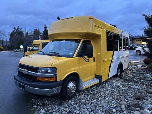 Used 2014 Chevrolet Express 4500 image 2