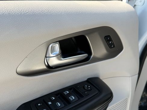 Used 2022 Chrysler Pacifica Touring-L FWD image 20