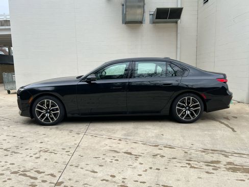 Used 2025 BMW 740i xDrive w/ Premium Package image 5