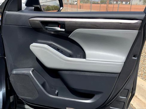 Used 2021 Toyota Highlander Platinum image 20