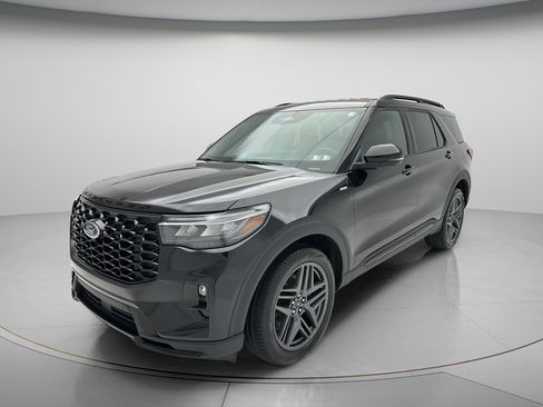 Used 2025 Ford Explorer ST-Line w/ ST-Line Street Pack AWD/4WD image 3