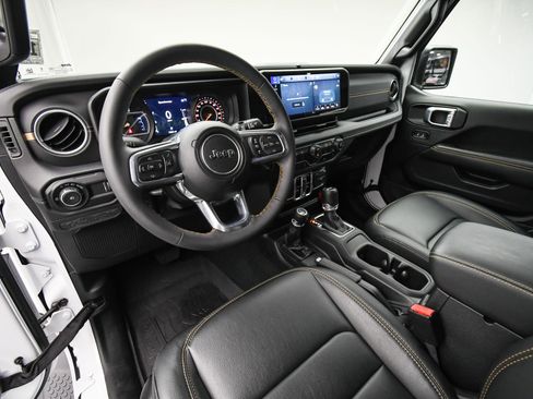 Used 2024 Jeep Wrangler Sahara image 11