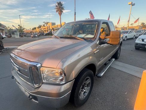 Used 2005 Ford F250 Lariat image 2