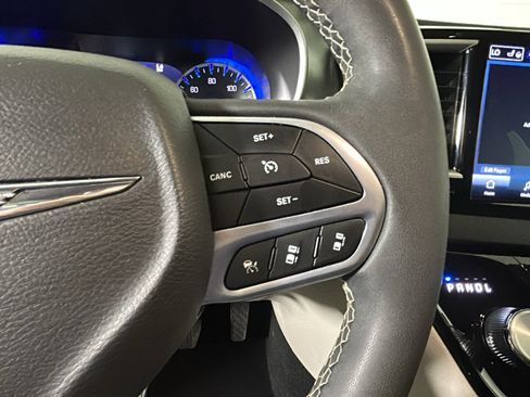 Used 2024 Chrysler Pacifica Touring-L FWD image 15