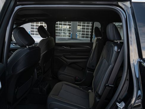 Used 2025 Jeep Grand Cherokee L Laredo RWD image 18