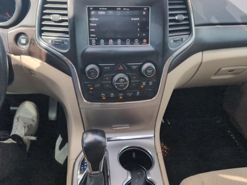 Used 2018 Jeep Grand Cherokee Laredo AWD/4WD image 15