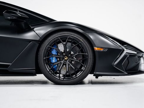 Used 2025 Lamborghini Revuelto image 30