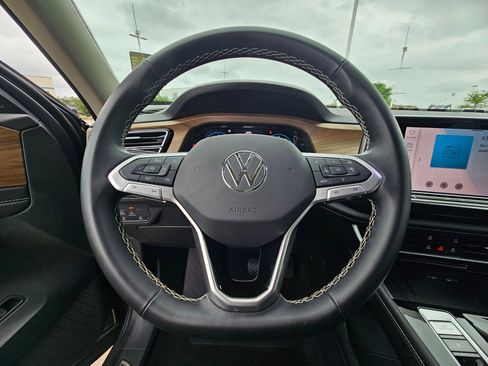 Used 2025 Volkswagen Atlas SE image 16