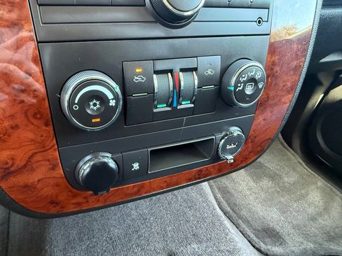 Used 2011 Chevrolet Avalanche LS image 31