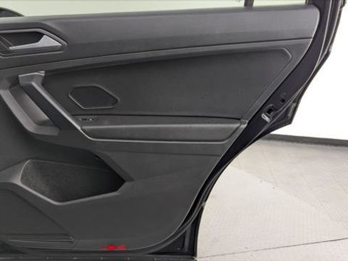 Used 2021 Volkswagen Tiguan SE w/ Panoramic Sunroof Package image 18