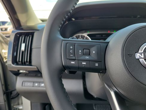 Used 2025 Nissan Pathfinder SV image 22