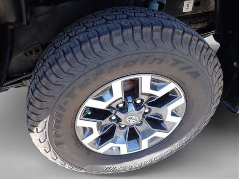 Used 2018 Toyota Tacoma TRD Off-Road w/ Technology Package AWD/4WD image 7